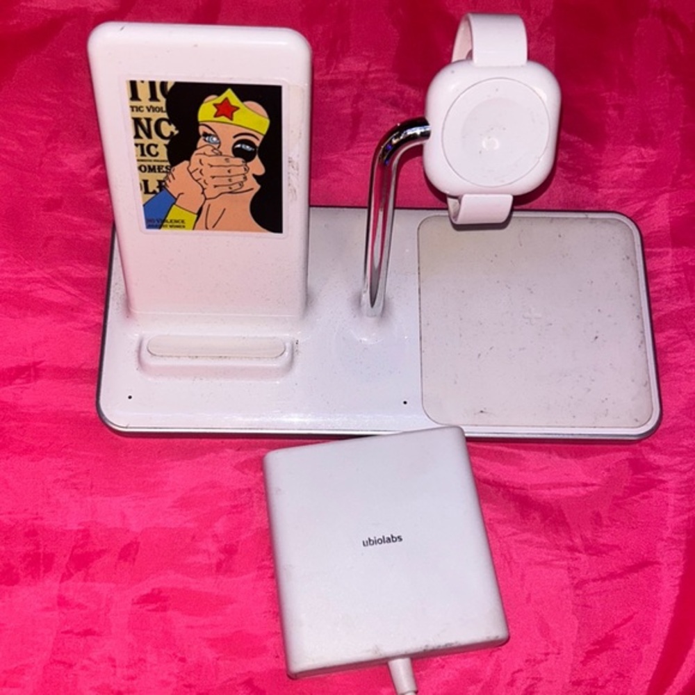 iPhone 3 n 1 Wireless charging pad 2 flats pads and watch 2 usb on back